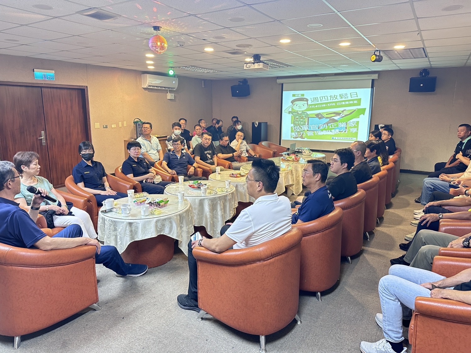 瑞芳警分局邀請捷可股份有限公司的總經理周曙生來分局分享他成功的經驗。(記者徐煜勝翻攝)