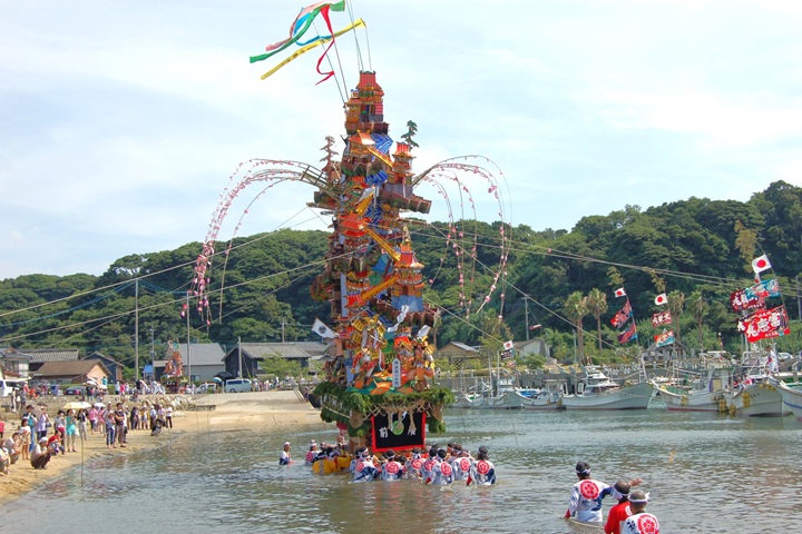 佐賀縣呼子町的小友祇園祭將於7月20至21日登場,是全日本極少數山車會下海的祭典! 圖:佐賀縣觀光連盟/提供