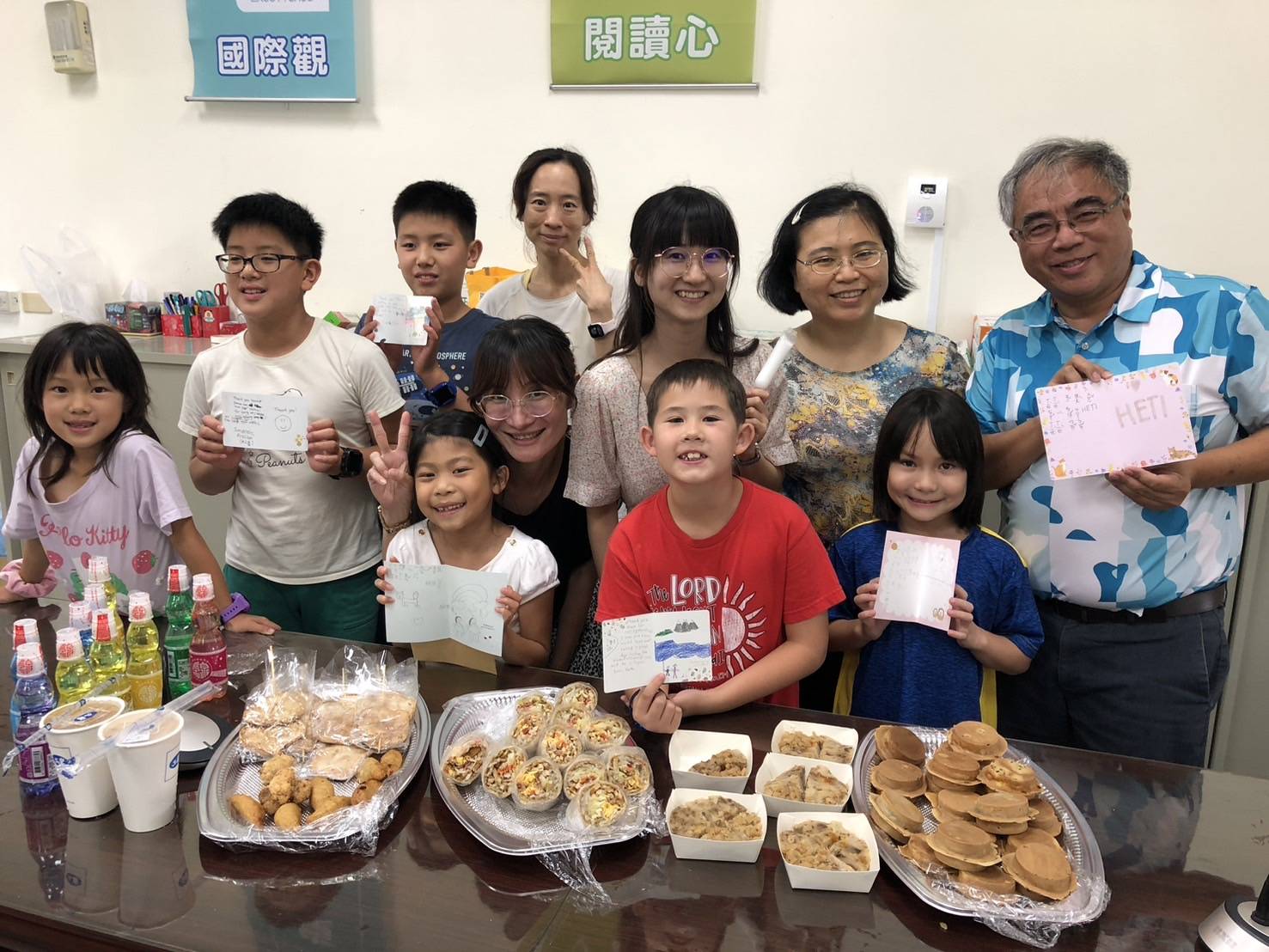 ▲校長杜昌霖為了感謝僑生及家庭的文化分享，不僅邀請僑生們一起出席學校榮譽制度的獎勵活動，更在學期尾聲舉辦溫馨的感恩活動，邀請接待體驗活動的師長、僑生家庭一起參與文化饗宴。（記者吳月惠翻攝）