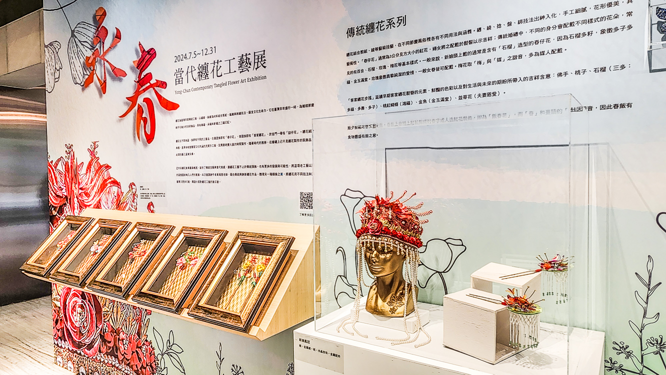 ▲藝術家黃珮萱老師的作品從傳統到創新，展現纏花工藝的細緻與多元風貌。（圖/記者黃淑貞攝）