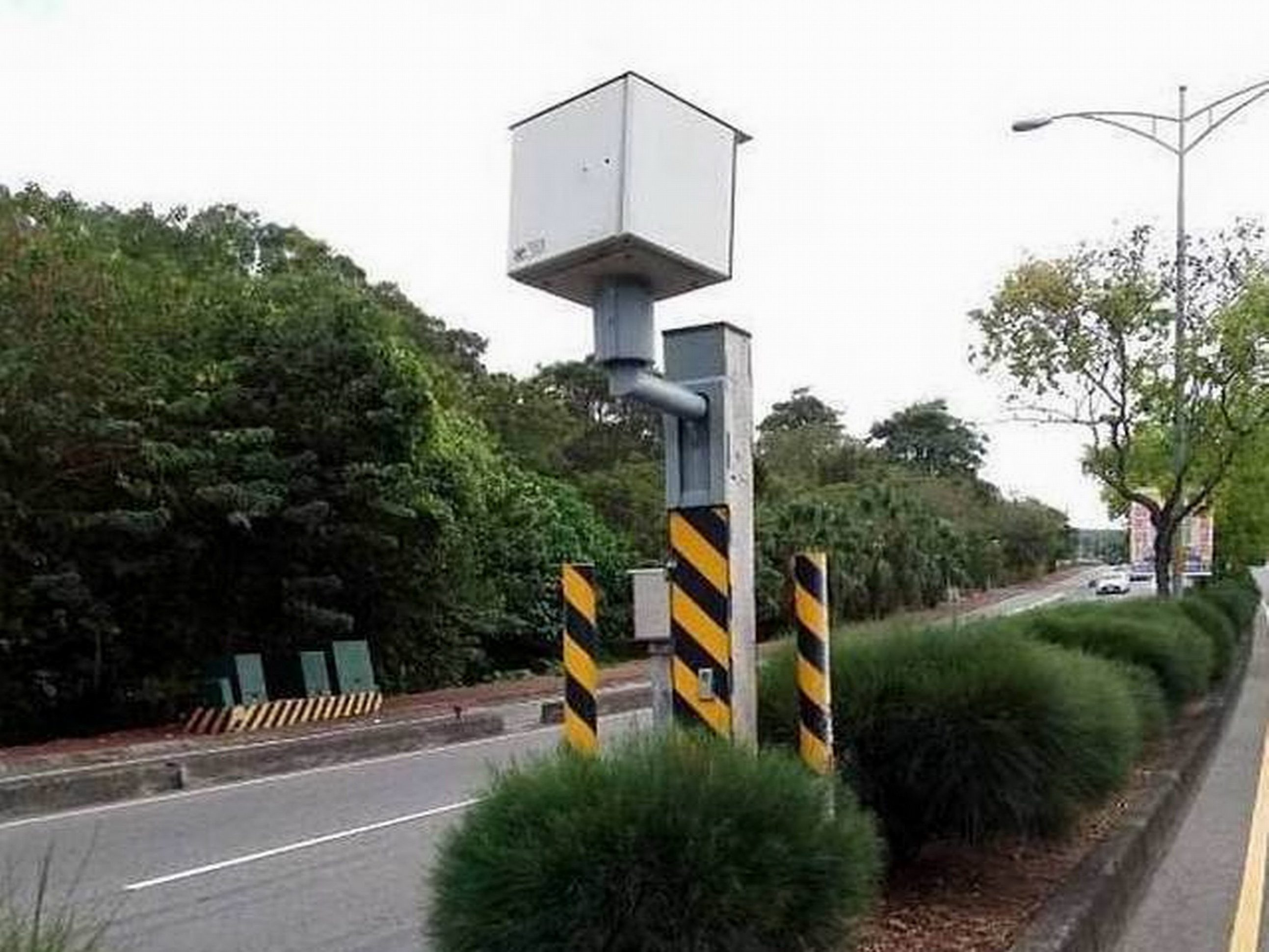 ▲彰化縣警局交通隊公布上半年10大固定式測速照相桿，取締總件數達2萬3684件，彰化市東外環道2.2公里處，以5150件奪下上半年「桿王」寶座。（記者張溎壕攝）