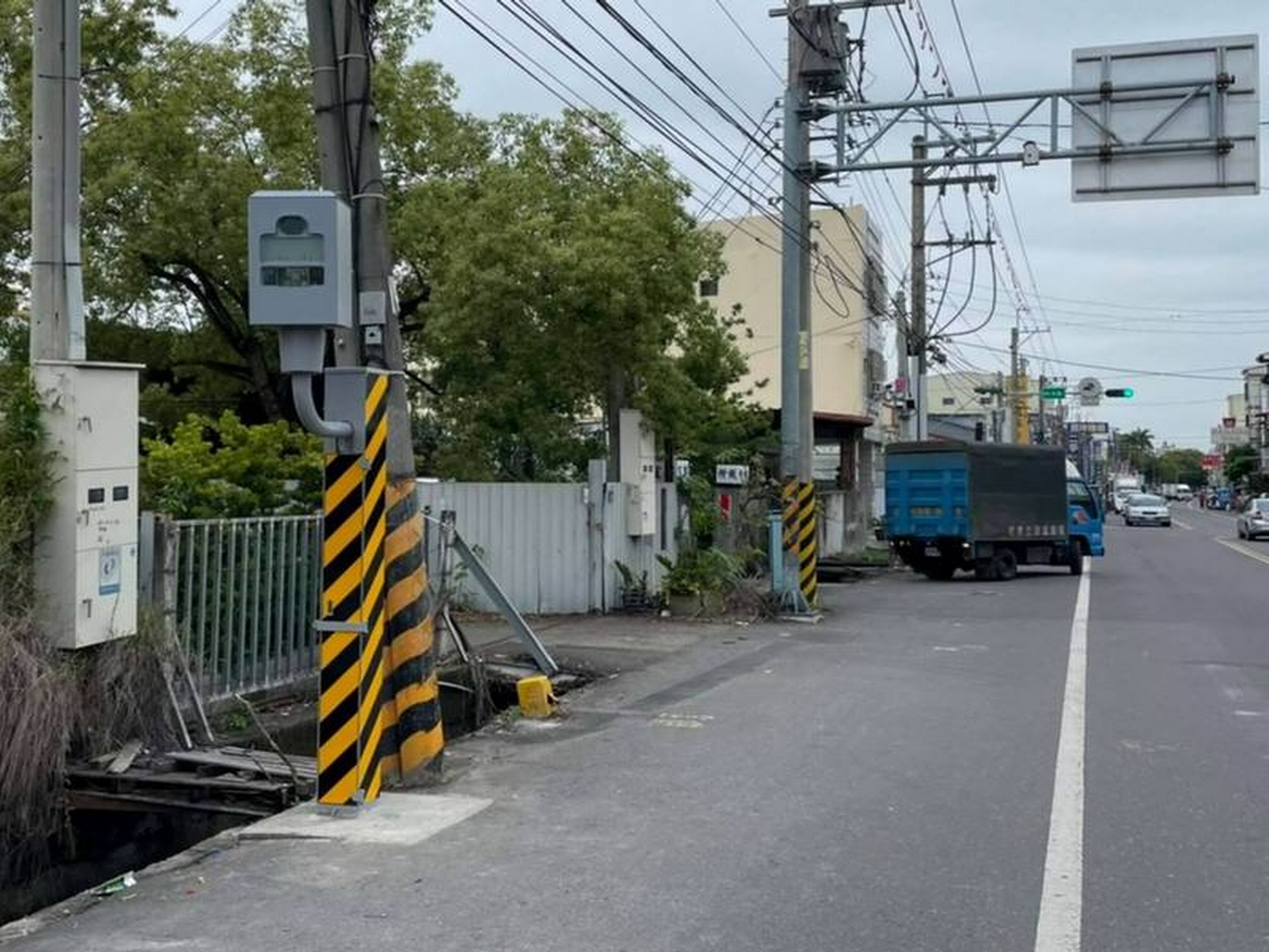 ▲彰化縣警局交通隊公布上半年10大固定式測速照相桿，第2名為社頭鄉縣141線與崙饒路口3843件。（記者張溎壕攝）