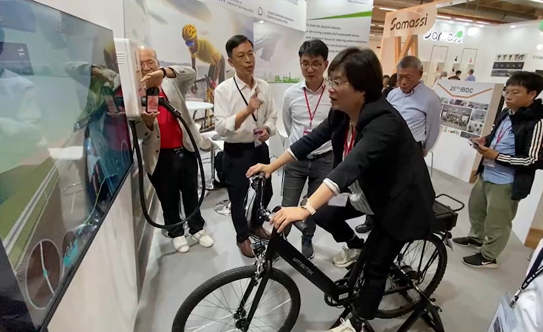 ▲2024年德國法蘭克福自行車展登場,彰化縣長王惠美率團參訪,為參展的30多家彰化在地廠商打氣。(彰化縣政府提供)