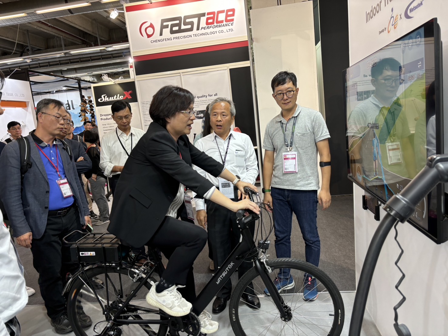 ▲2024年德國法蘭克福自行車展登場,彰化縣長王惠美率團參訪,為參展的30多家彰化在地廠商打氣。(彰化縣政府提供)