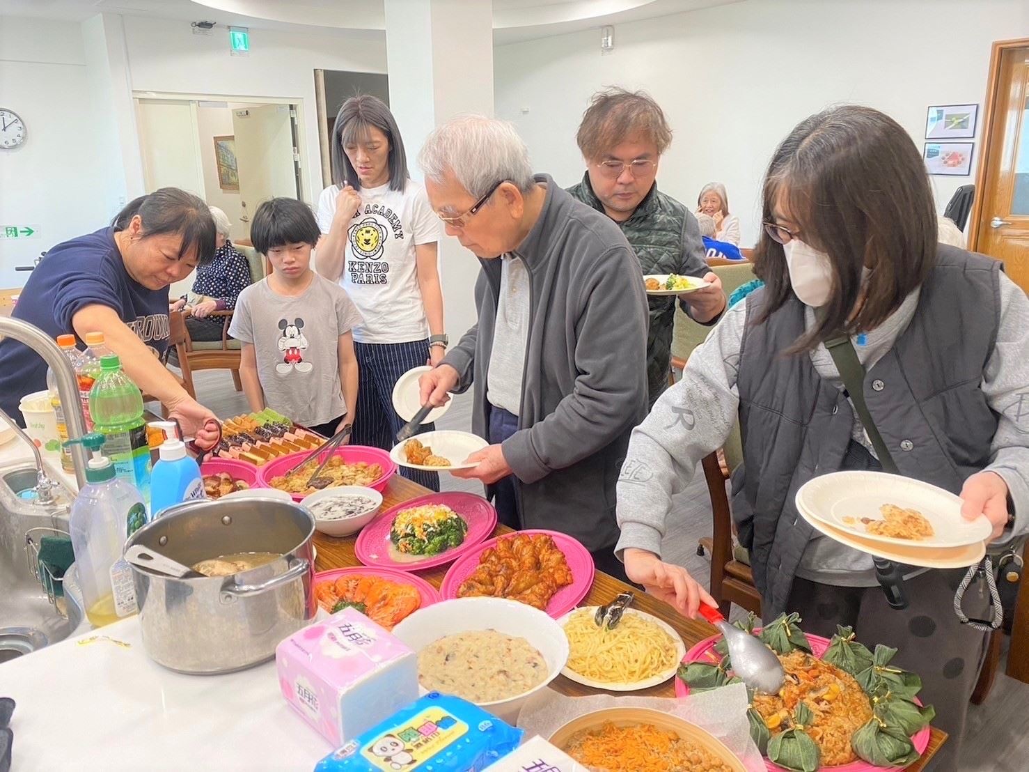 愛麗絲長照瑞光家屋舉辦聚餐,營造家的感覺(愛麗絲長照瑞光家屋提供)