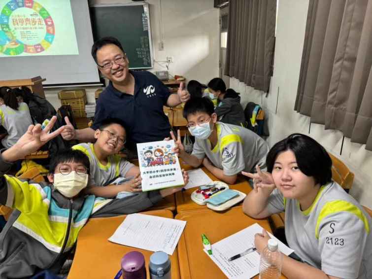▲大葉大學消防學程周中祺老師(中)到中學推廣科普。（大葉大學提供）