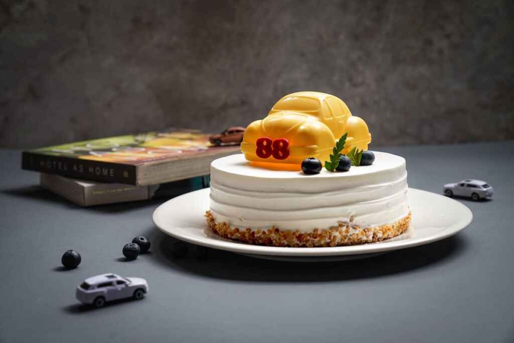 ▲送父親一輛車的驚喜為題,台中福華大飯店全新推出「BRAVO」6吋父親節造型蛋糕。(台中福華大飯店提供)