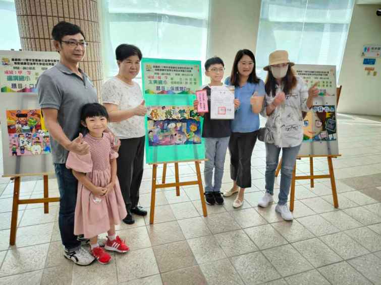 ▲「112學年度健康促進成果發表觀摩暨前後測成效評價報告研討會」，由教育處長李美華為績優學校頒獎。（嘉義縣政府提供）