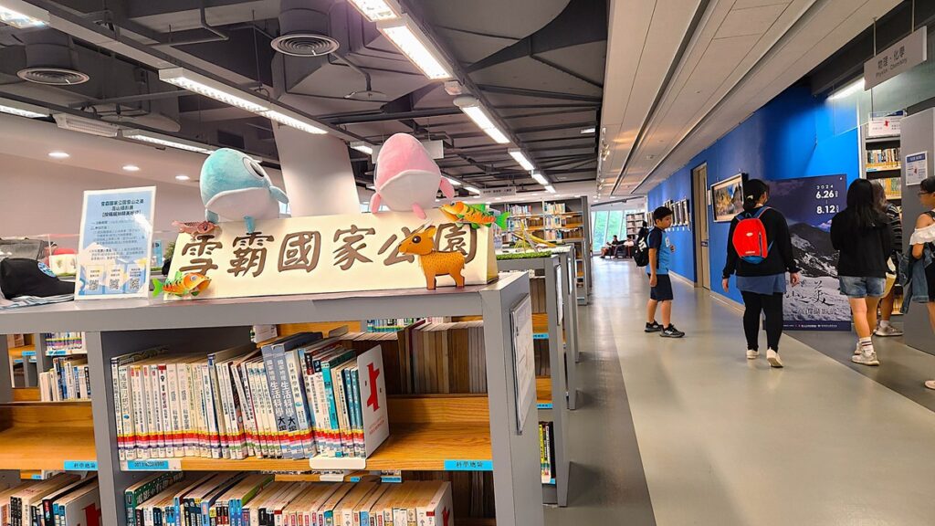 國資圖與雪管處今日舉行簽署 MOU暨「雪山之美─高山攝影展」開幕式，攝影作品為山岳界名人吳峻德拍攝。（圖/陳惠玲攝影）