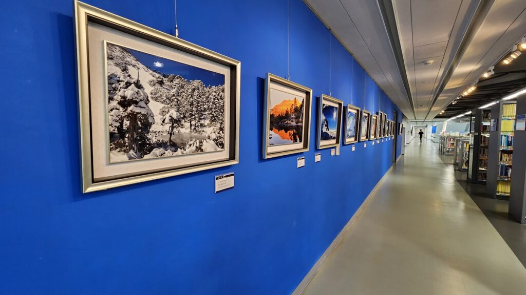 國資圖與雪管處今日舉行簽署 MOU暨「雪山之美─高山攝影展」開幕展，攝影作品為山岳界名人吳峻德拍攝。（圖/陳惠玲攝影）