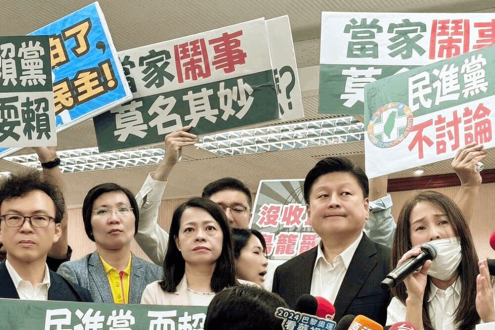 批綠營玩法弄權、展開罷免 許宇甄轟:民進黨獨裁擋法案 227 照片來源:立法委員許宇甄臉書
