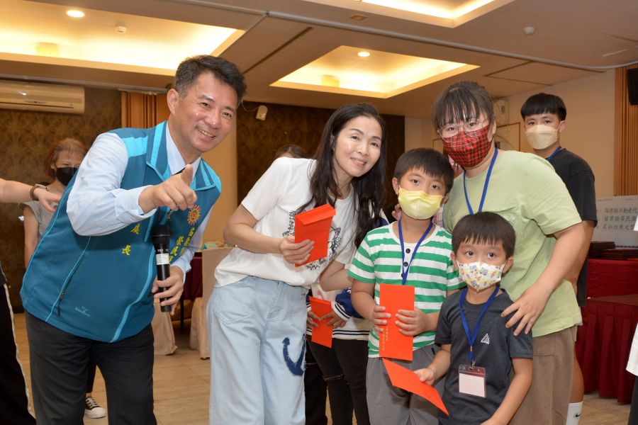 苗縣榮民服務處表揚榮民幸福家庭並頒發獎學金