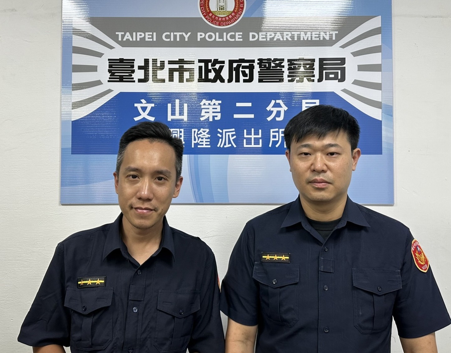 興隆所警員賴建邦(左)、高喬韋(右)抵達現場發現倒塌的路樹橫亙整個車道,雙向無法通行。與工務單位的共同努力,恢復道路正常通行。(記者黃荷琇 翻攝)