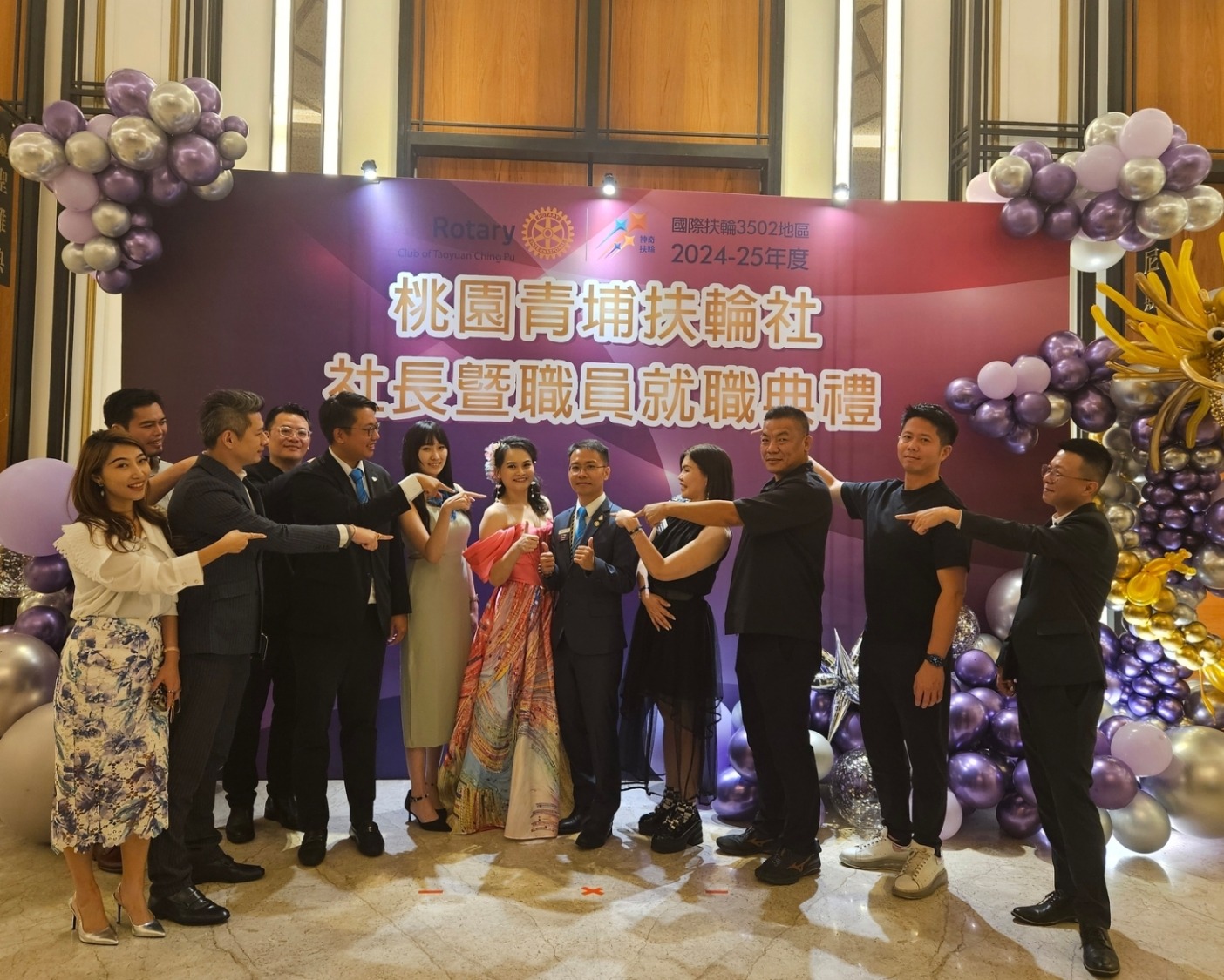 新任社長黃聖翔Top(右五)與鼎力會好友開心合影留念。（記者 趙靜姸攝）