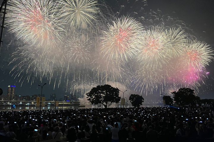 民眾欣賞大稻埕夏日節煙火(2023年) 。 圖:臺北市政府觀光傳播局/提供