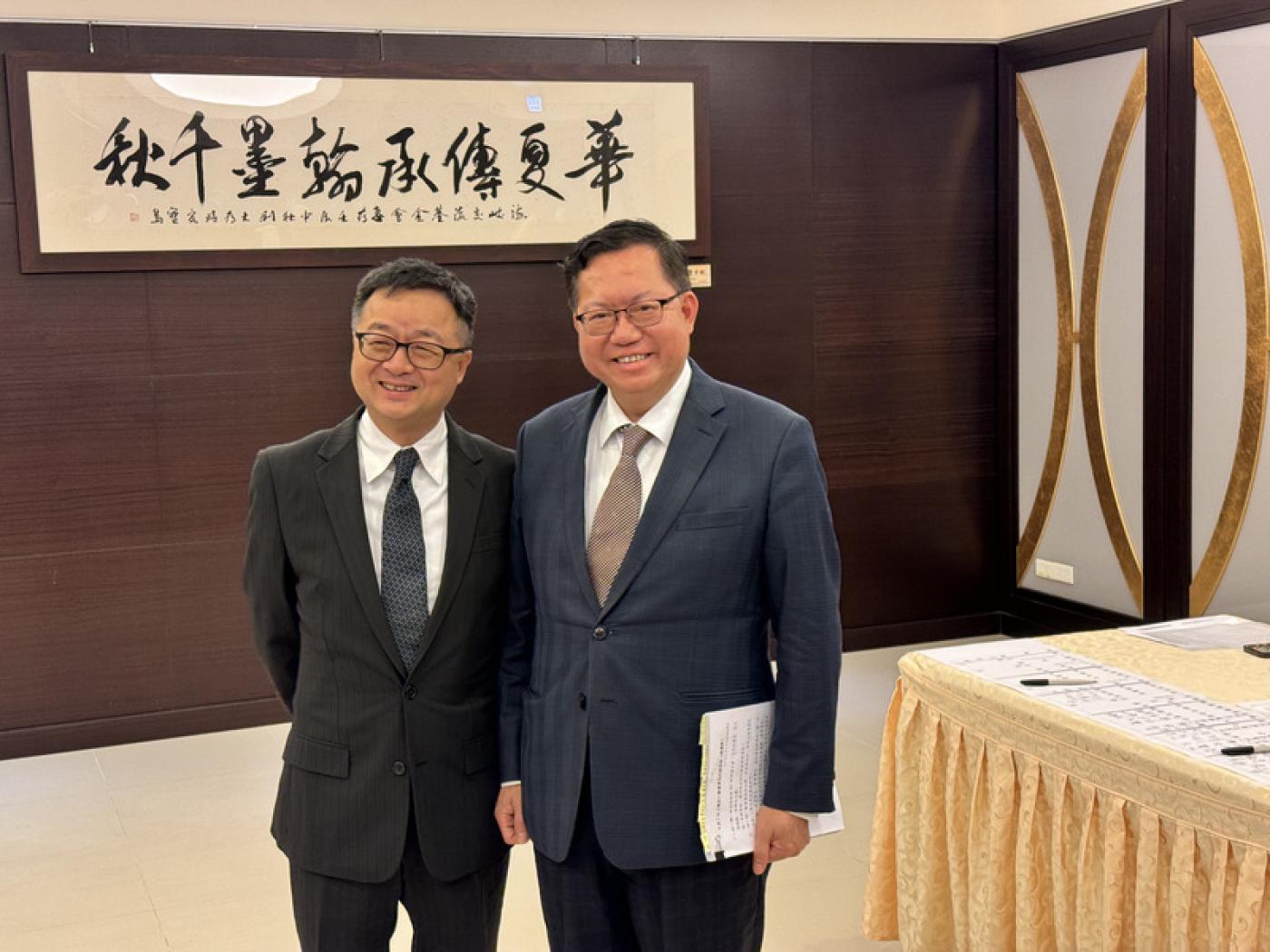 鄭文燦(右)上月接任海基會董事長、右為海基會副董事長羅文嘉。中央社