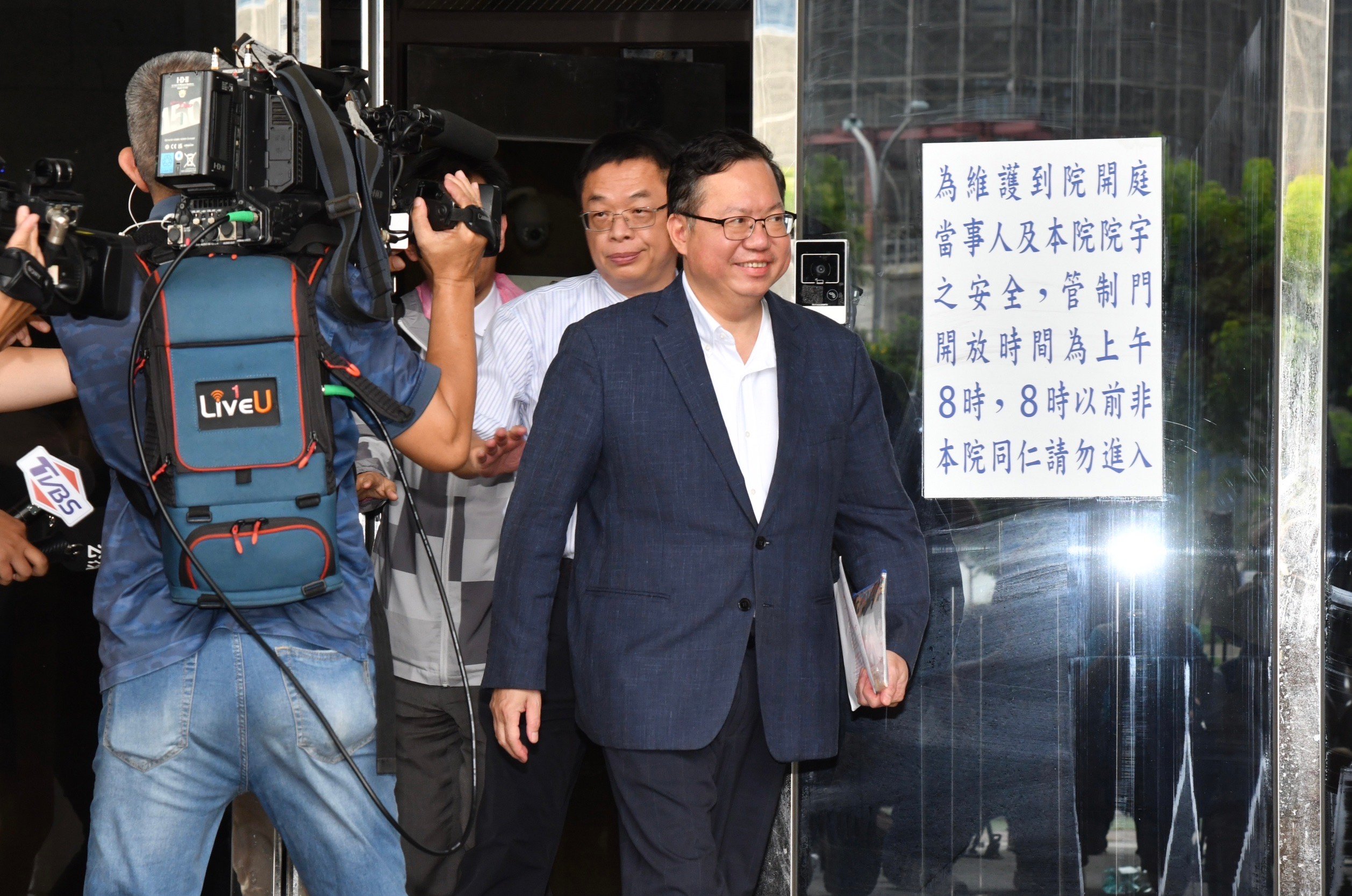 鄭文燦交保後微笑步出地檢署,面對媒體記者追問,他未回應。林啟弘攝