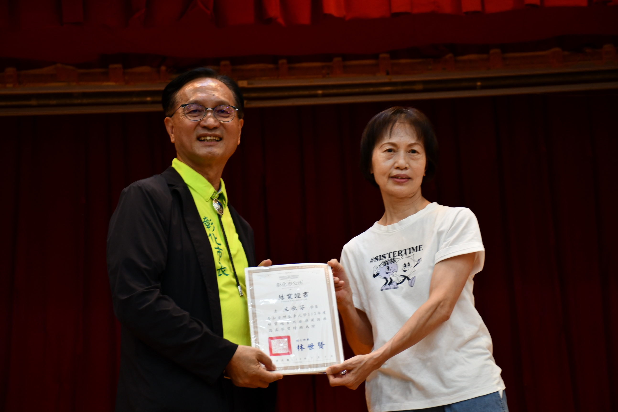 ▲彰化市長青大學113年度結業典禮暨成果展,市長林世賢更鼓勵大家也要學習目前正夯的AI。(記者張溎壕攝)