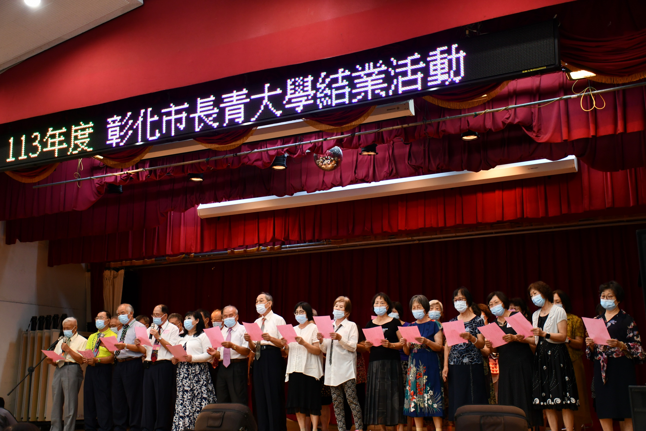 ▲彰化市長青大學113年度結業典禮暨成果展,市長林世賢更鼓勵大家也要學習目前正夯的AI。(記者張溎壕攝)