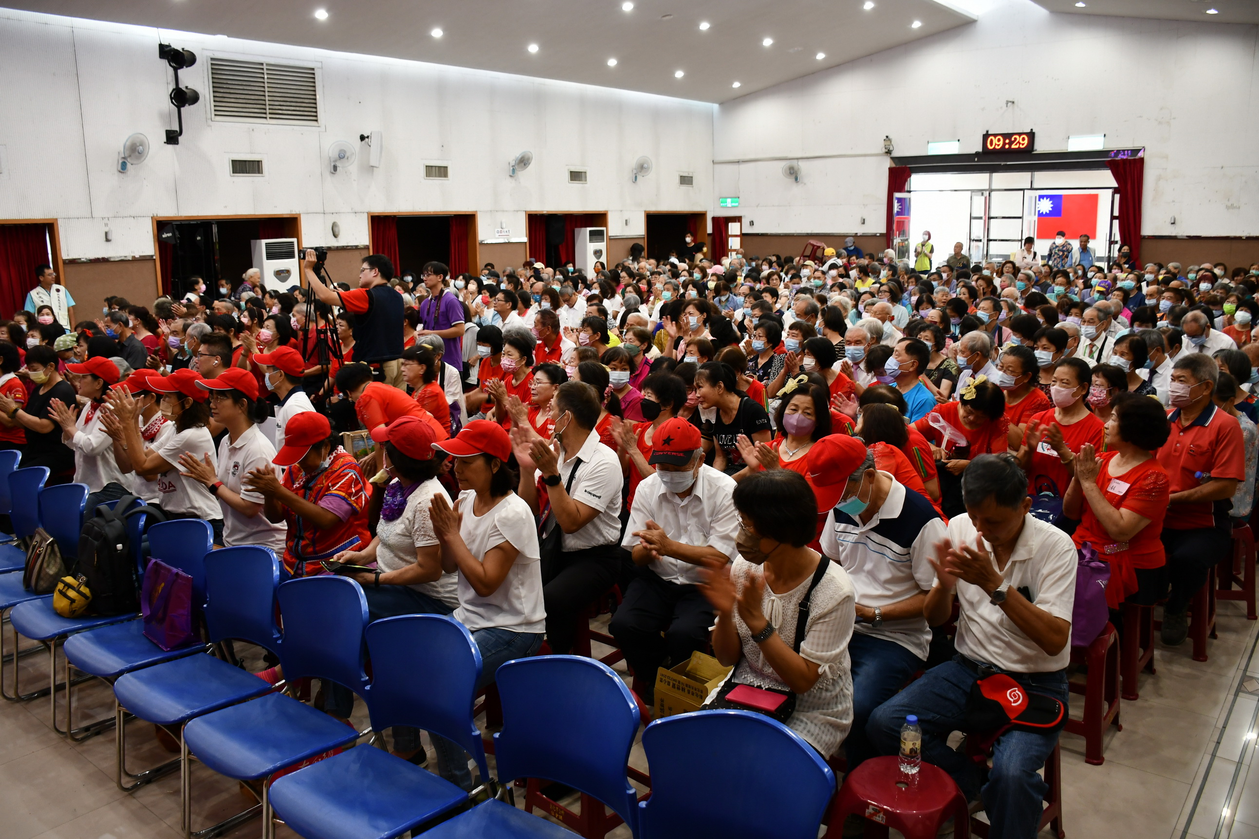▲彰化市長青大學113年度結業典禮暨成果展,市長林世賢更鼓勵大家也要學習目前正夯的AI。(記者張溎壕攝)