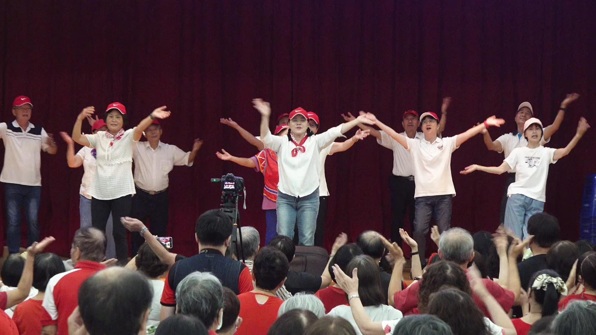 ▲彰化市長青大學113年度結業典禮暨成果展,市長林世賢更鼓勵大家也要學習目前正夯的AI。(記者張溎壕攝)