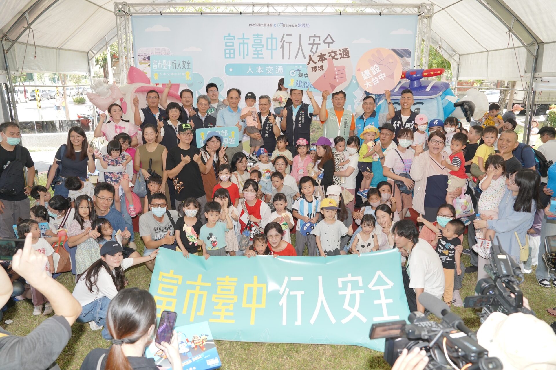 救援小英雄Poli與市民同樂！　中市建設局偕中央首辦人本交通戶外宣導活動