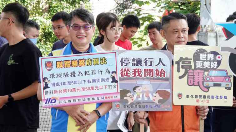 ▲彰化縣警察局彰化分局第三組組長謝玉同在比賽會場旁進行婦幼安全宣導。（記者林明佑攝）