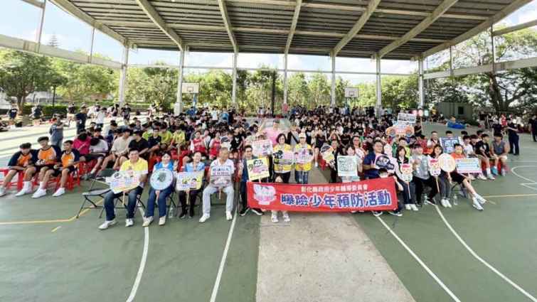▲彰化縣議會副議長許原龍等多位民意代表及彰化分局長廖志明共同主持開幕典禮，決賽則安排在8月10日，鼓勵青少年在暑假期間從事健康的休閒活動，培養健康身心。（記者林明佑攝）