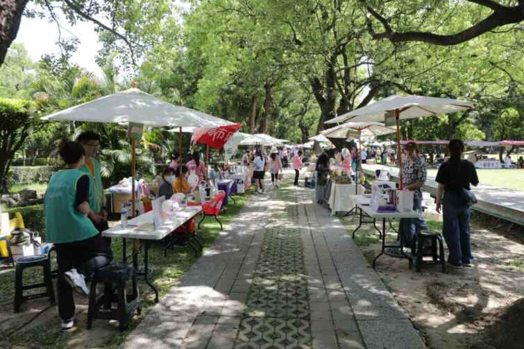 ▲《麻豆商圈-寶島歌王文夏季》主題市集行銷活動，除了邀集35家臺南的消費名攤，並有文夏音樂饗宴、文夏那卡西、文夏時代扮裝Look show等活動。（臺南市政府提供）