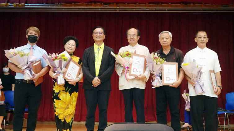 ▲彰化市長林世賢頒發感謝狀、花束給予長青大學指導老師並合照。（記者林明佑攝）