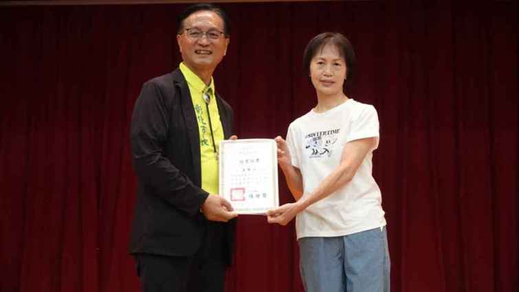 ▲彰化市長青大學結業學員代表領取結業證書。（記者林明佑攝）