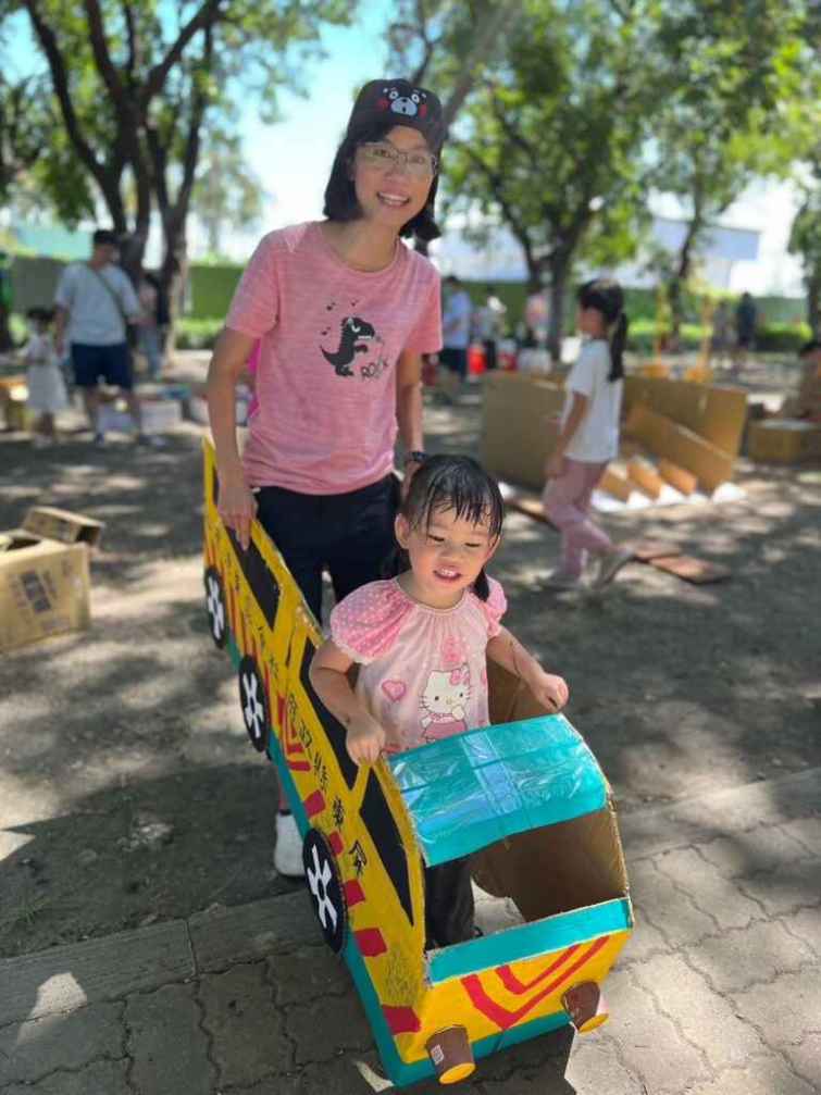 ▲孩子與家長運用紙箱合力搭建小火車。（屏東縣政府提供）