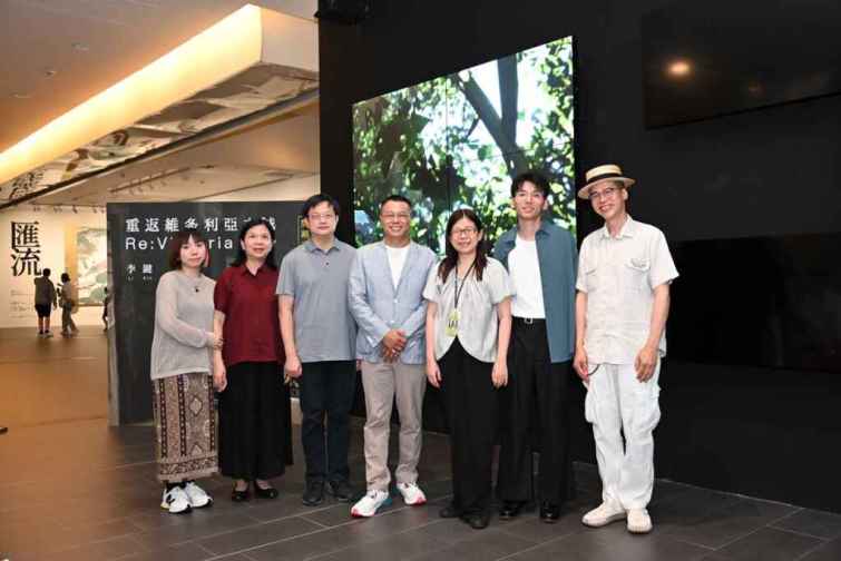 ▲國美館長陳貺怡（右3）、藝術家李鍵（右2）、臺灣藝術大學多媒體動畫藝術學系陳永賢教授(中)及藝術家師長親友合影情形。（國美館提供）