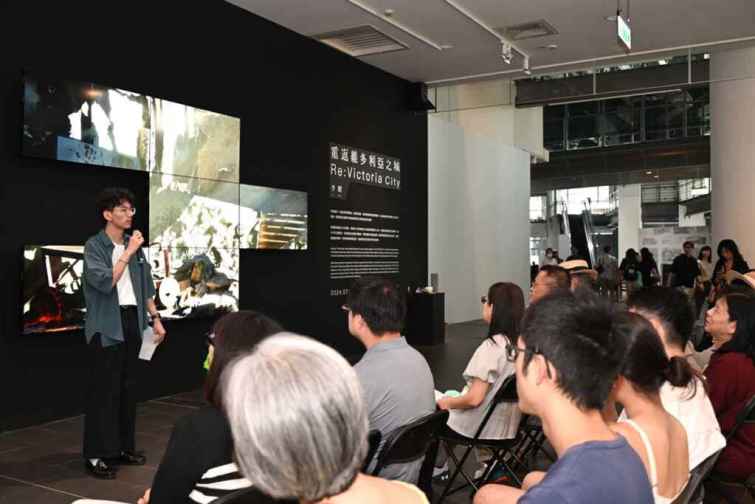 ▲藝術家李鍵介紹作品〈重返維多利亞之城〉。（國美館提供）