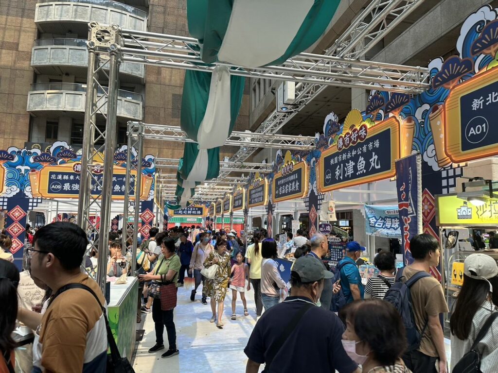 現場民眾參加熱絡,來自全國各地的攤商展示產品吸引消費者目光及選購。
