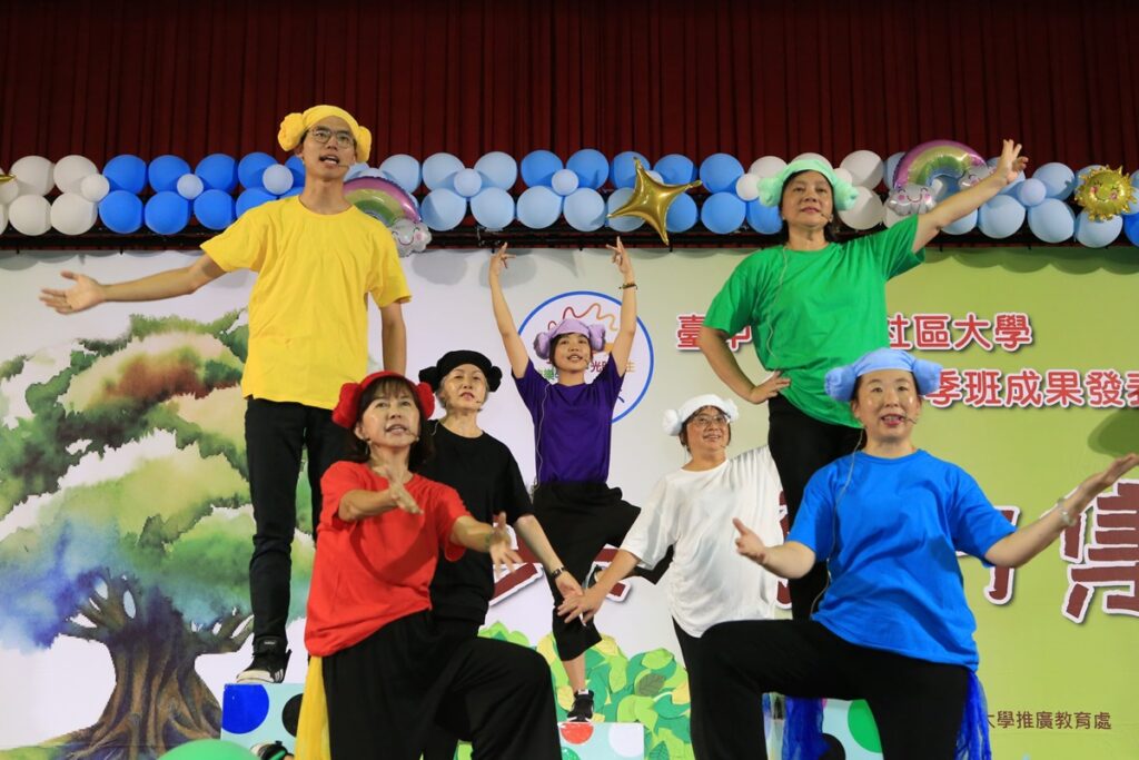 臺中市五權社區大學成果展「社區共好」活動,由臺中市北區親子館社區保母劇團演出展開序幕。