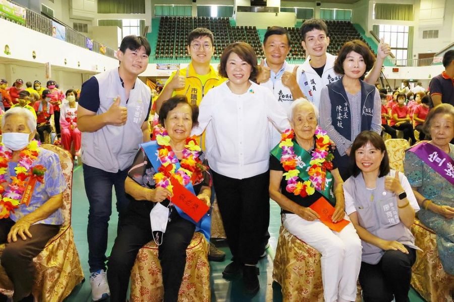 嘉寶趴踢秀破紀錄!20位90歲以上嘉寶參賽 黃敏惠揪爺奶繼續樂齡勇壯