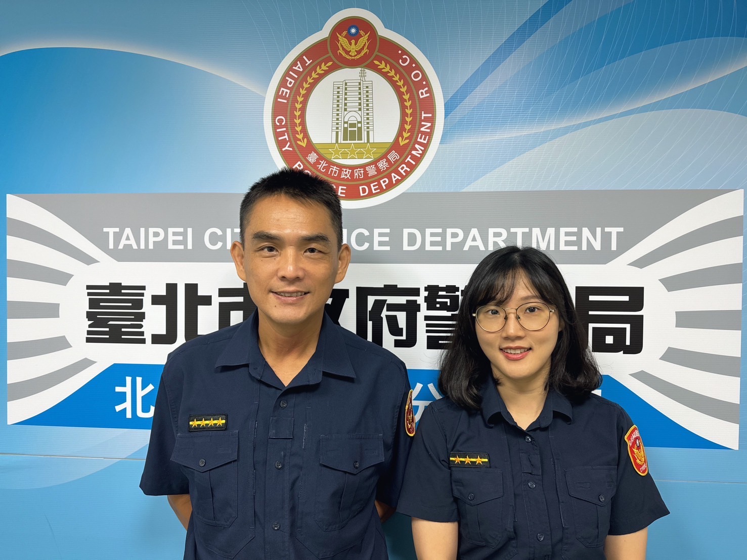 北投分局永明派出所巡佐何秋農(左)、警員游雅婷。(記者薛秀蓮翻攝)