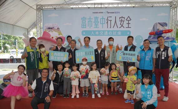 中市建設局偕中央首辦人本交通戶外宣導 救援小英雄Poli與市民同樂!