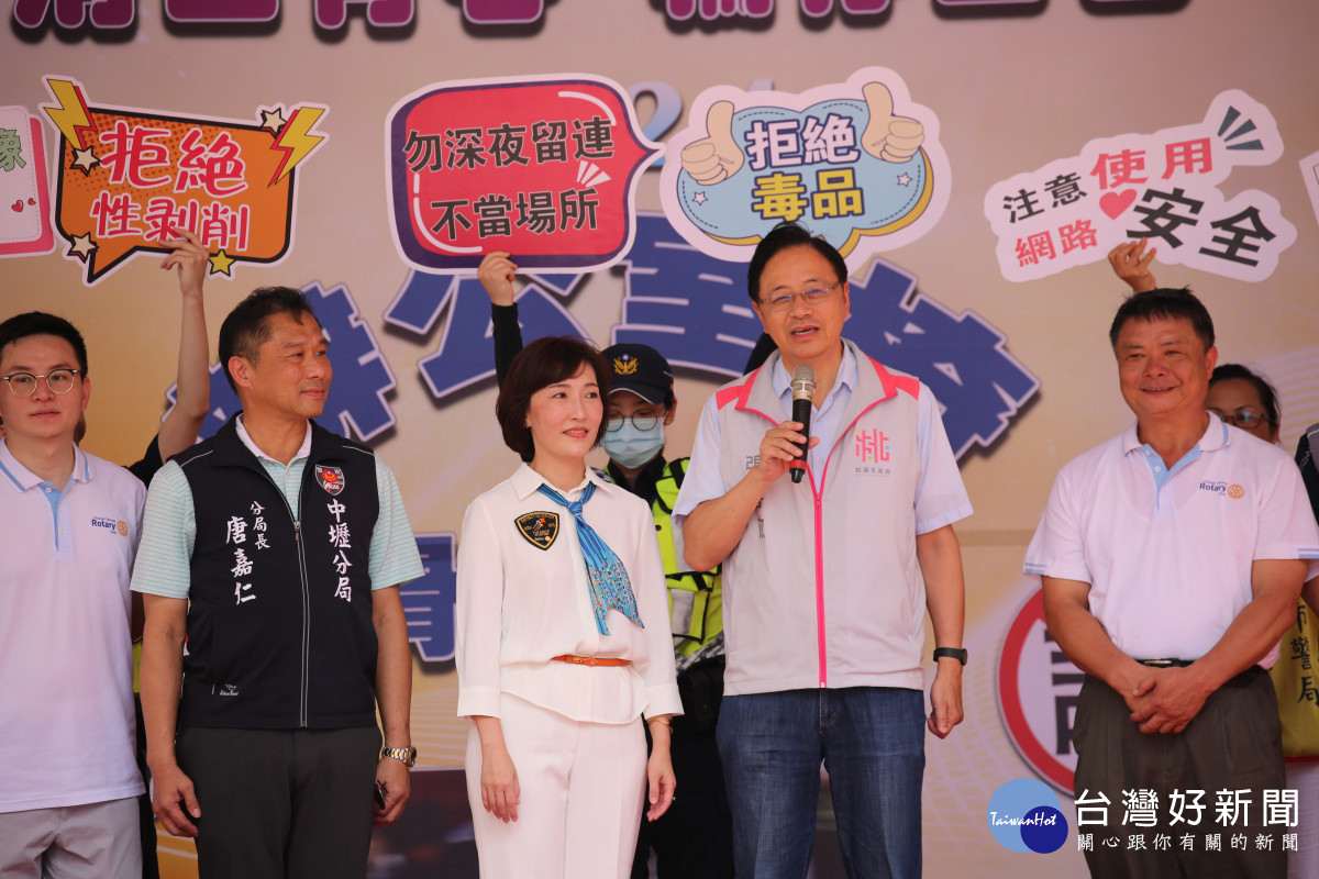 中壢警舉辦「辦公椅滑行大賽」宣導活動,市長親臨一同守護青少年。