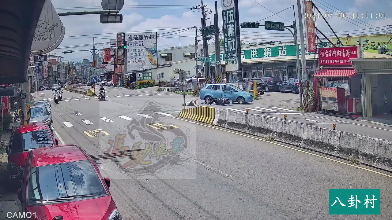 自小客欲左轉,未注意對向直行來車遭撞上。翻攝自 八卦村