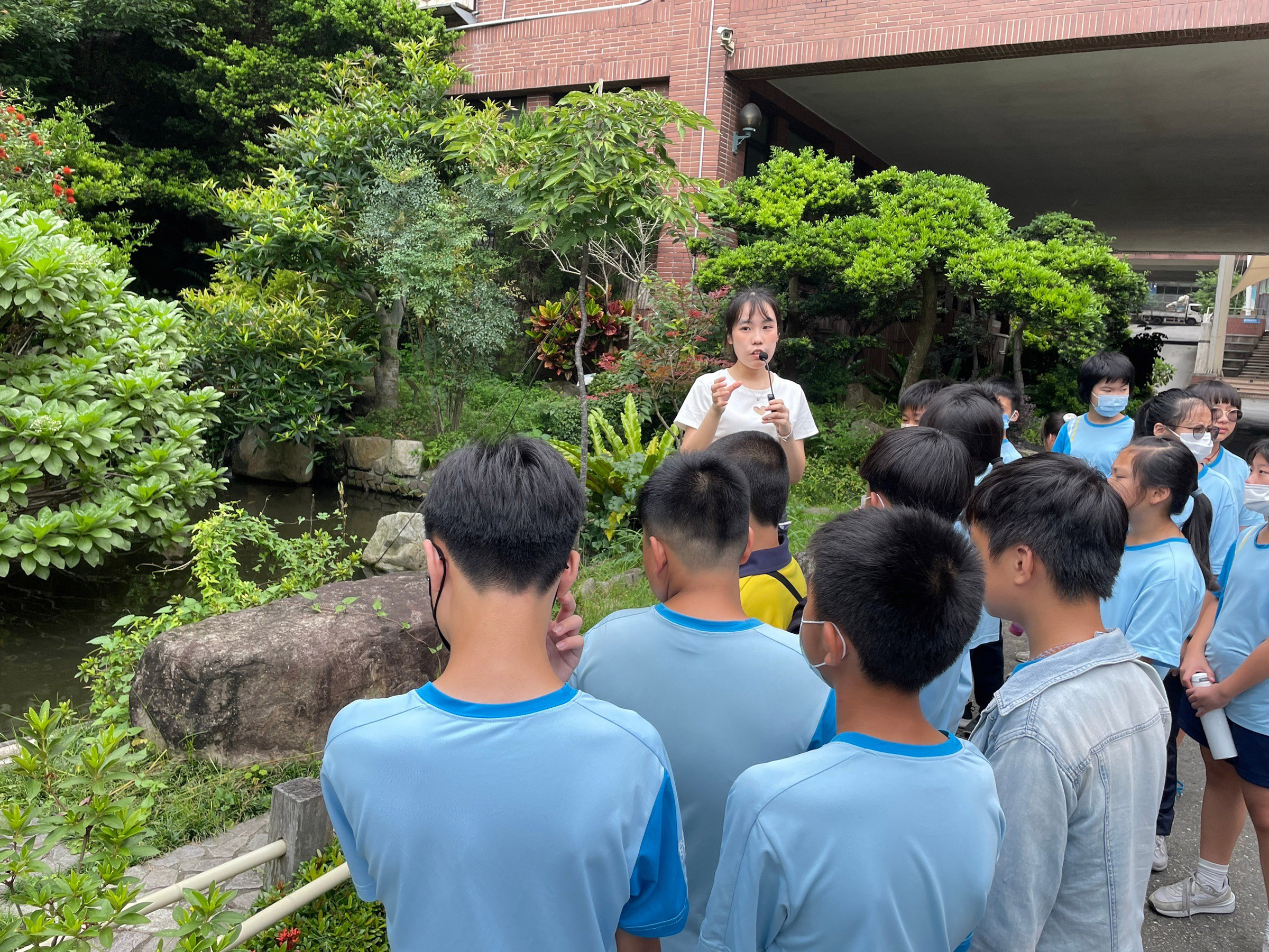 ▲大葉大學學生為前來參觀的小朋友介紹學校如何節水。（大葉大學提供）