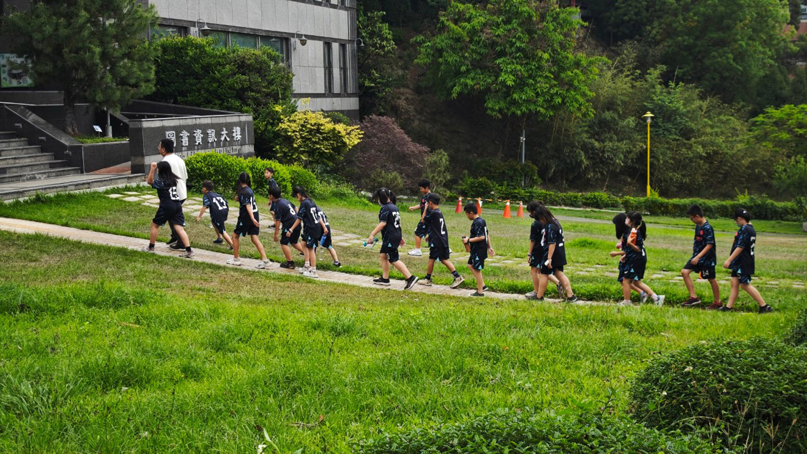 ▲小朋友在大葉大學的綠色校園觀摩環境永續設施。（大葉大學提供）