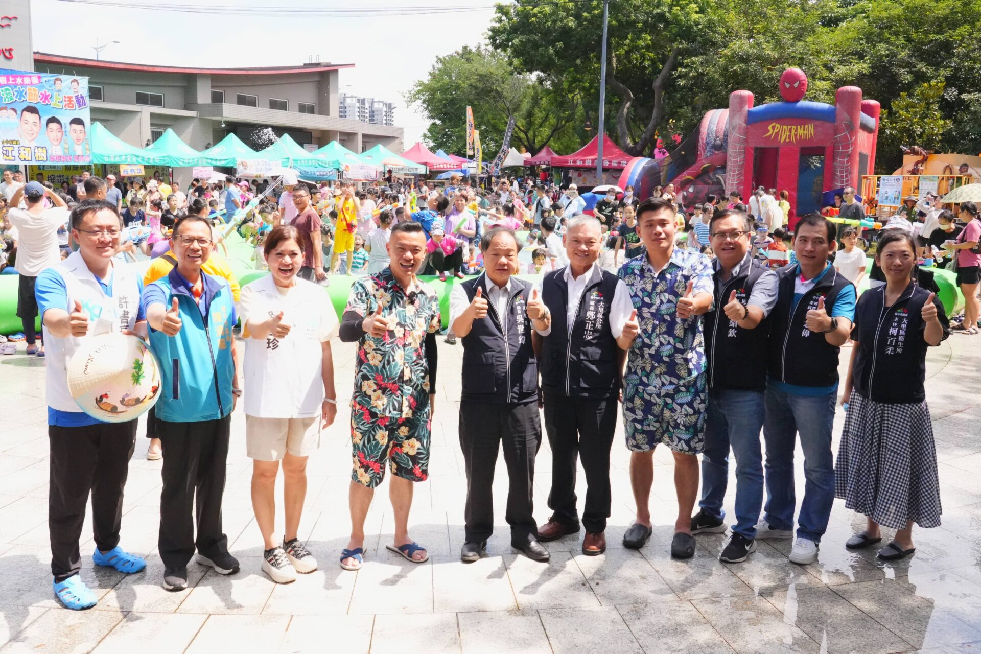 大里人潑水節沁涼登場　中市民政局長與民同樂大玩水仗