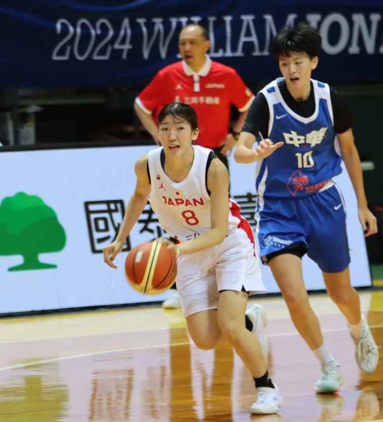 ▲日本隊21歲後衛宮城樂子才167公分，有12分4抄截，是總教練佐滕智信(後)極為重視的主力。（記者魏冠中攝）