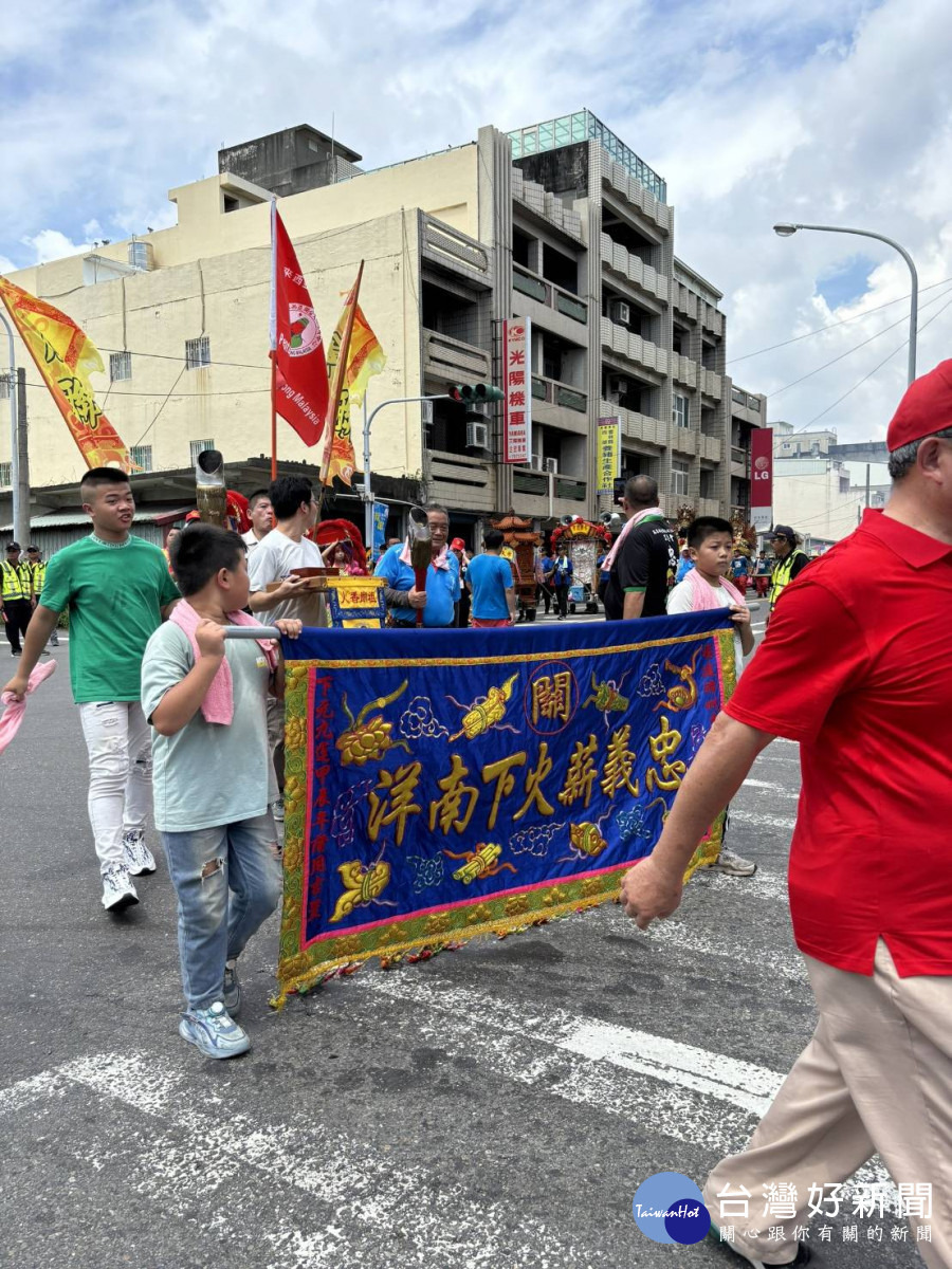 「2024國際關公文化節」忠義薪火抵達雲林縣四湖鄉,在四湖鄉進行繞境祈福活動。(圖/財團法人馬稠後關帝廳董事林志鴻提供)