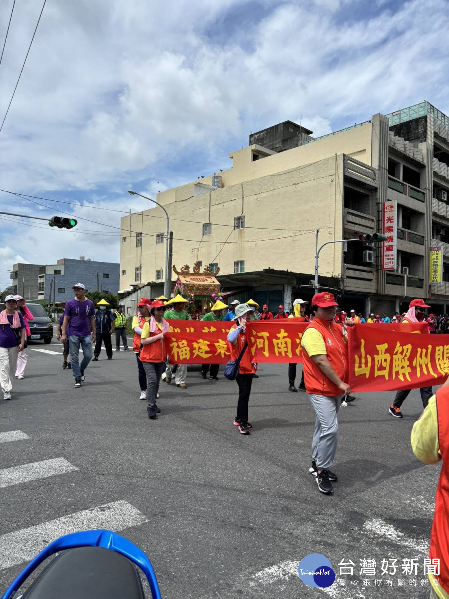 「2024國際關公文化節」忠義薪火抵達雲林縣四湖鄉,在四湖鄉進行繞境祈福活動。(圖/財團法人馬稠後關帝廳董事林志鴻提供)