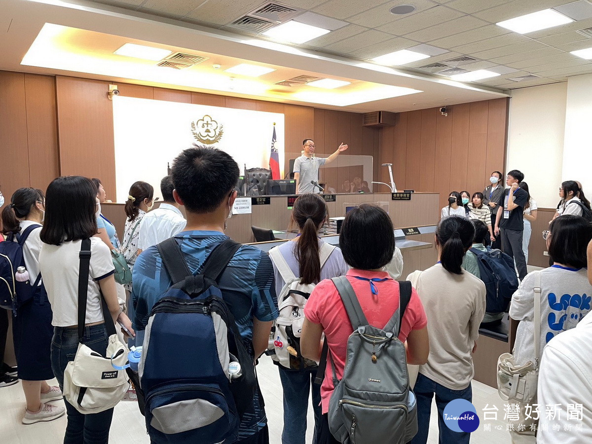一行至南投地檢署參訪瞭解檢察單位扮演重要角色。(縣府提供)