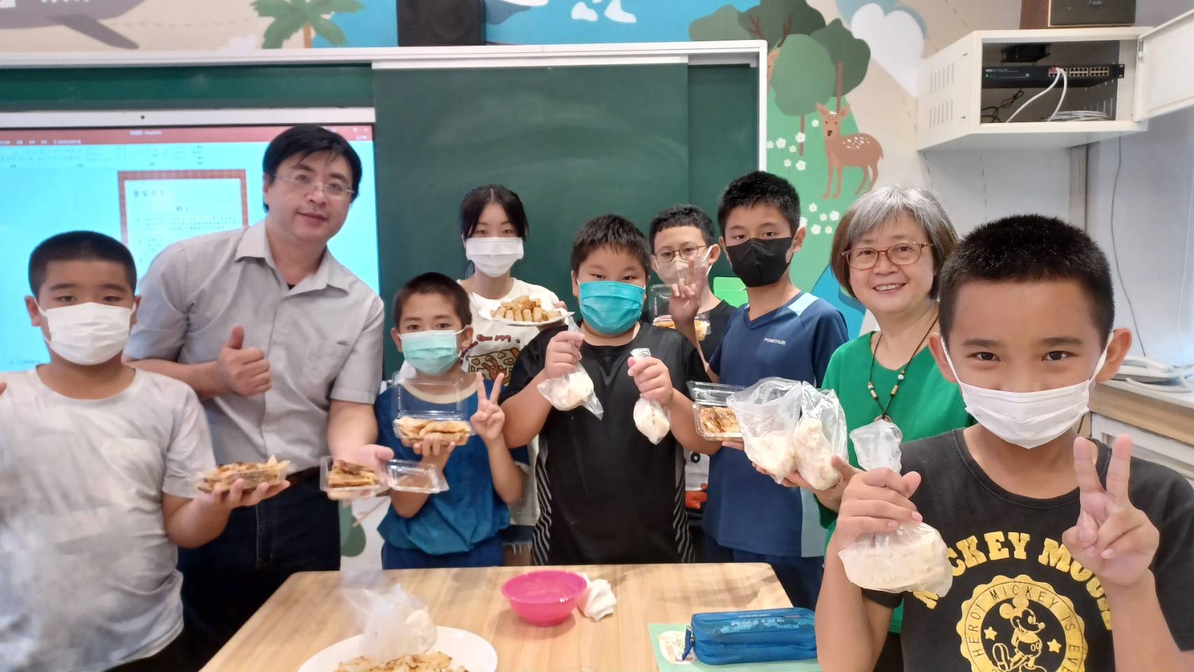 ▲豐崙國小小朋友開心展示大葉大學藥保系師生教他們做的點心。（記者張溎壕攝）