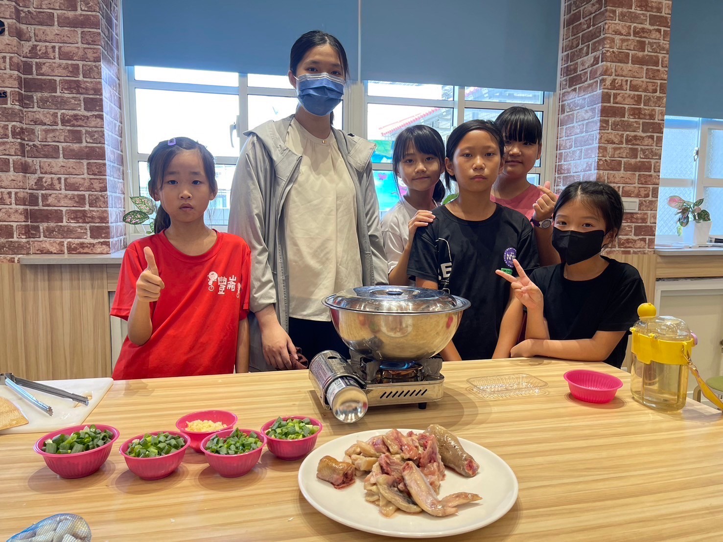 ▲大葉大學藥保系學生教豐崙國小學生做料理。（記者張溎壕攝）